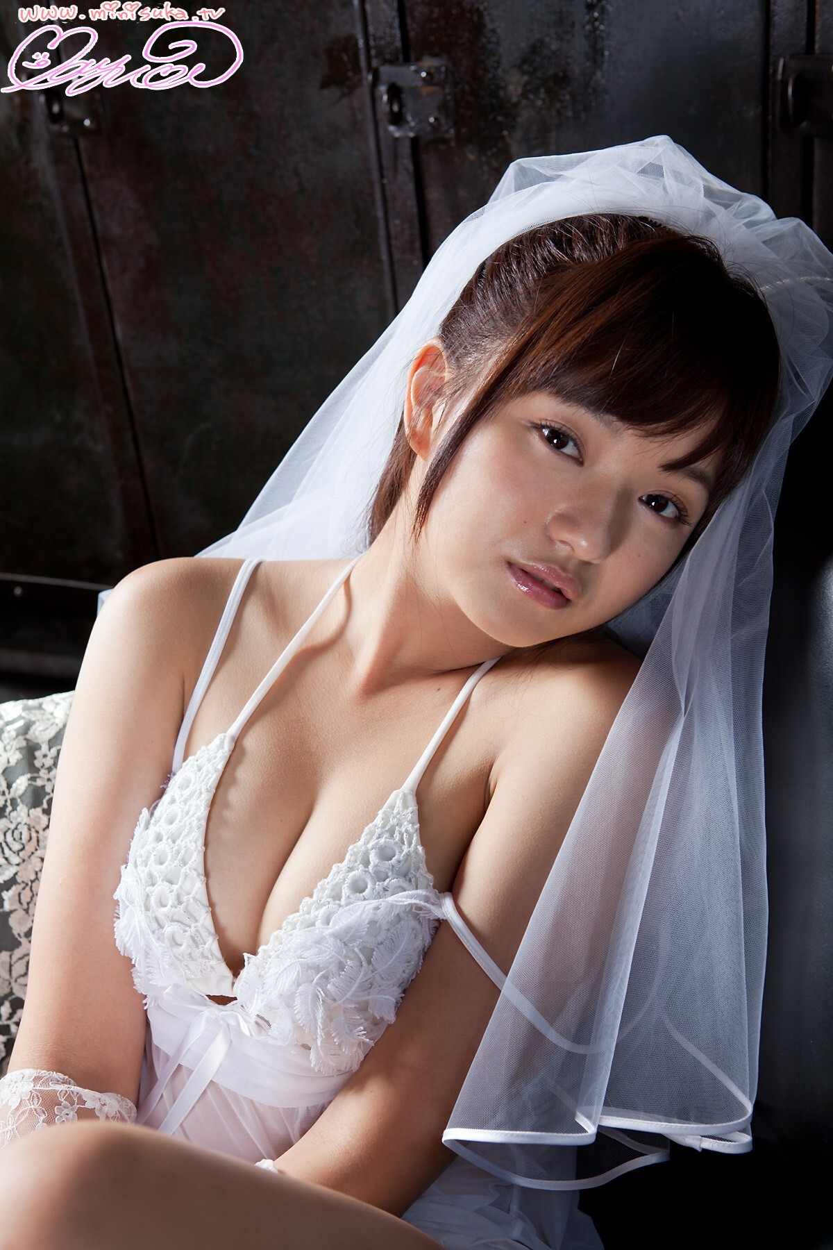 [ Minisuka.tv ]The wedding dress on Mayumi Yamanaka sofa